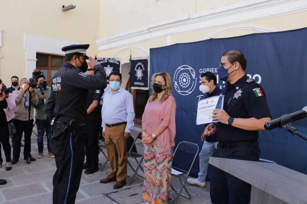 Paola Angon entrega reconocimientos a elementos destacados de la SSC Cholula