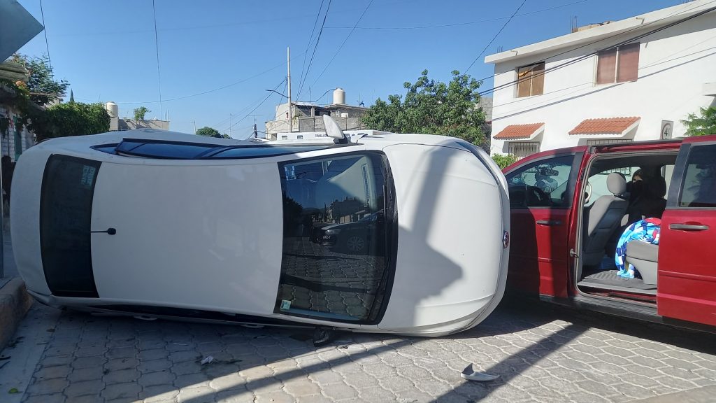 Choque con volcadura deja dos lesionados en Tehuacán