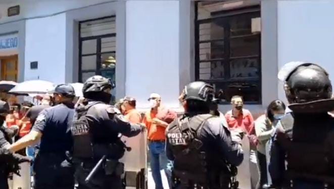 Video desde Puebla: Huelga de telefonistas moviliza a policías