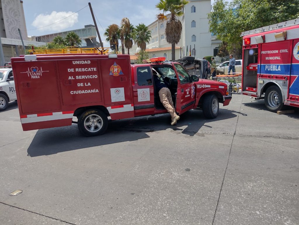 Choque con volcadura deja dos lesionados en San Andrés Cholula