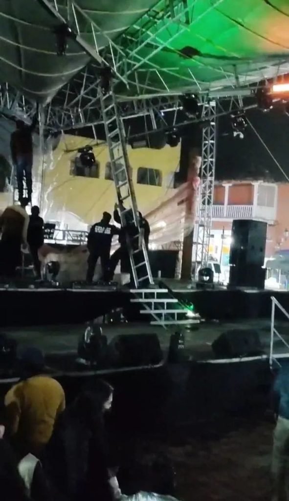 Colapsa techado durante coronación en Chignahuapan