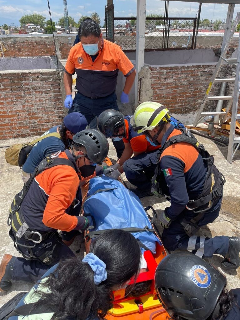 Video desde Puebla: Hombre lesionado por descarga eléctrica cuando pintaba una casa