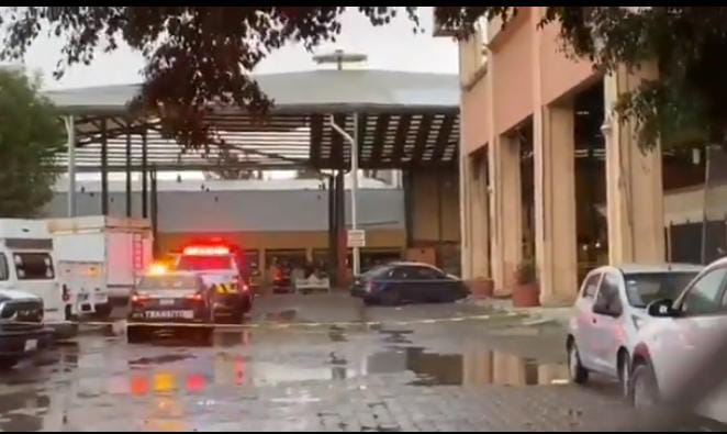Video desde Puebla: Lluvia desprende techo del centro comercial El Campanario
