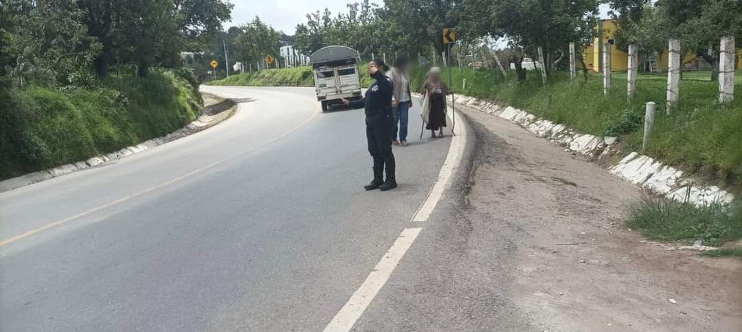 Policías llevan a su casa a mujer de la 3ra edad que encontraron en carretera