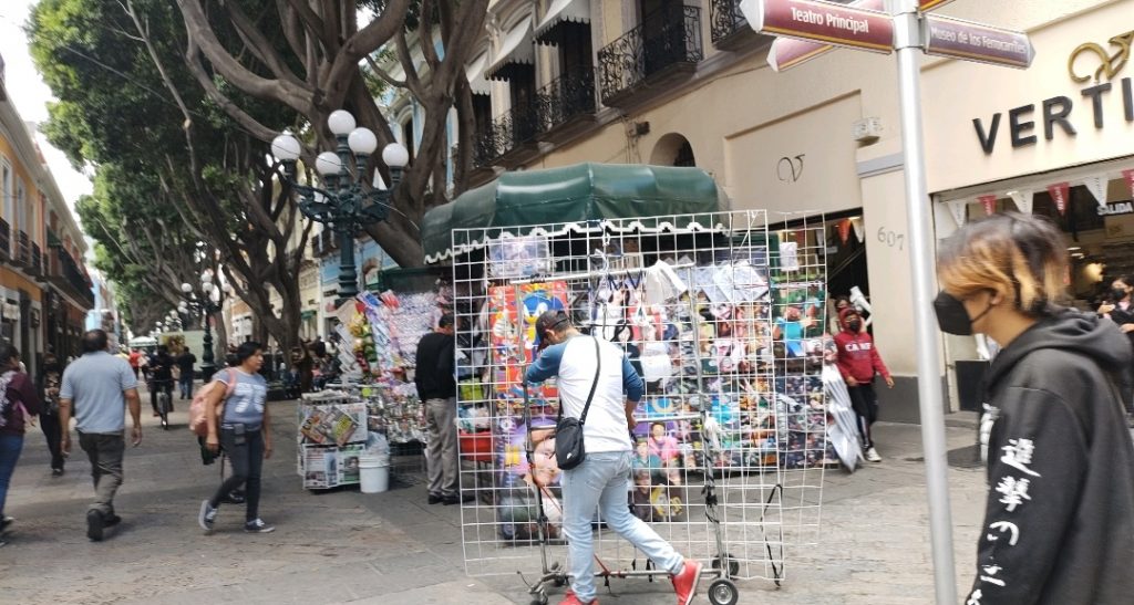 Video desde Puebla: Regresan ambulantes al Centro Histórico y ayuntamiento despliega operativo para evitar invasión