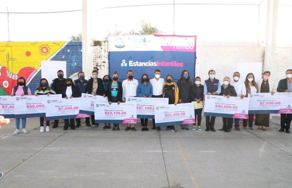 Video desde Puebla: Eduardo Rivera Pérez sigue entregando becas e incentivos para estancias infantiles