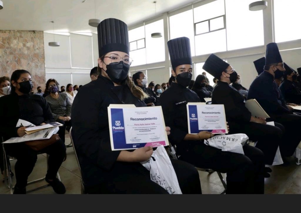 SMDIF de Puebla gradúa a 28 estudiantes de gastronomía y estilismo 