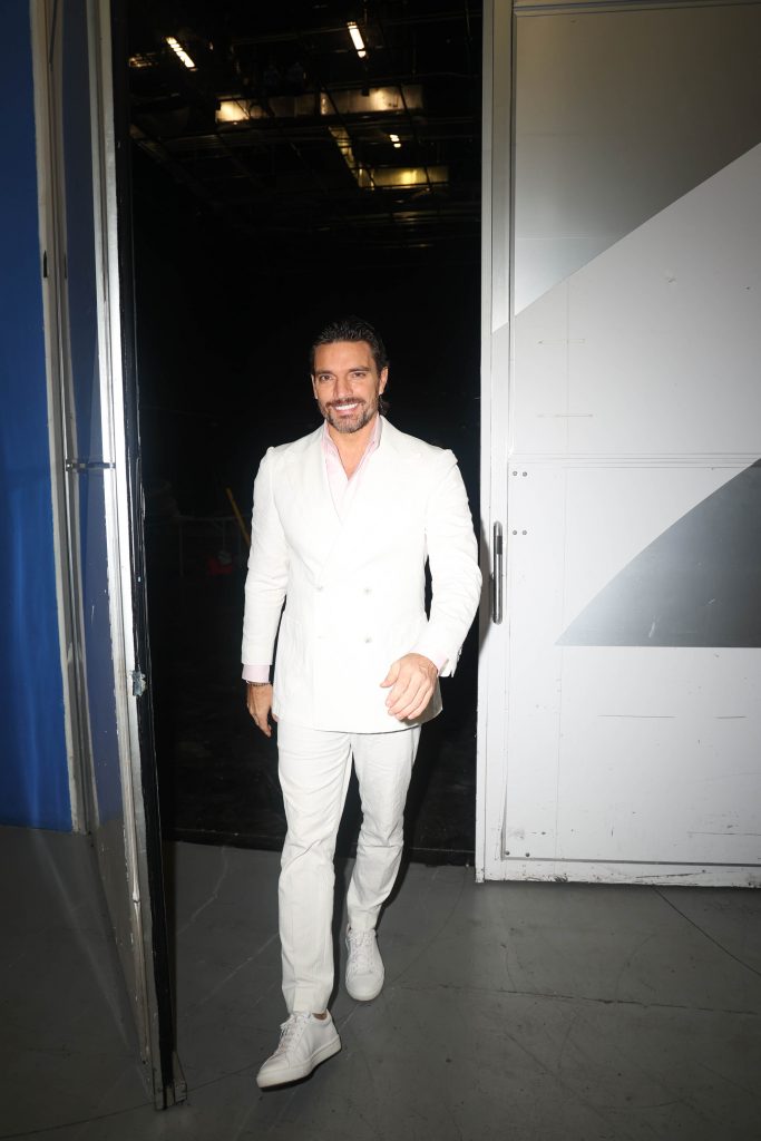 Julián Gil conducirá el show televisivo “Siéntese Quien Pueda”