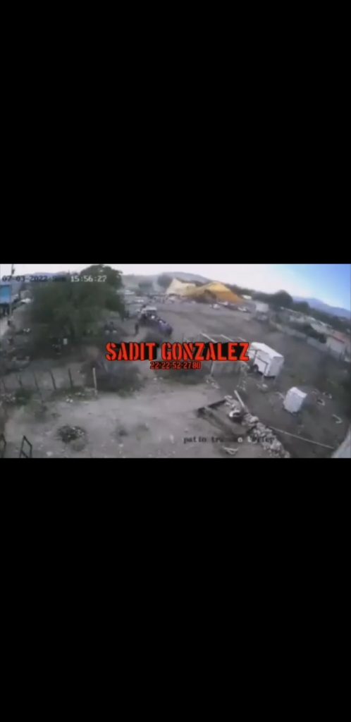 Video desde Puebla: Lona cae sobre asistentes a evento en Tehuacán y deja 15 lesionados