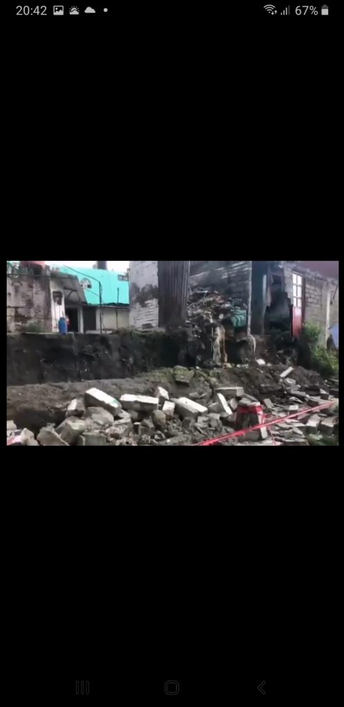 Video desde Puebla: Tromba derriba barda en Santiago Momoxpan