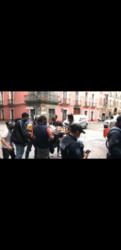 Video desde Puebla: Trifulca entre ambulantes e inspectores en el centro de la Angelópolis