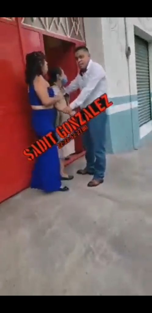 Video desde Puebla: Hijos sacan de su casa a la mamá