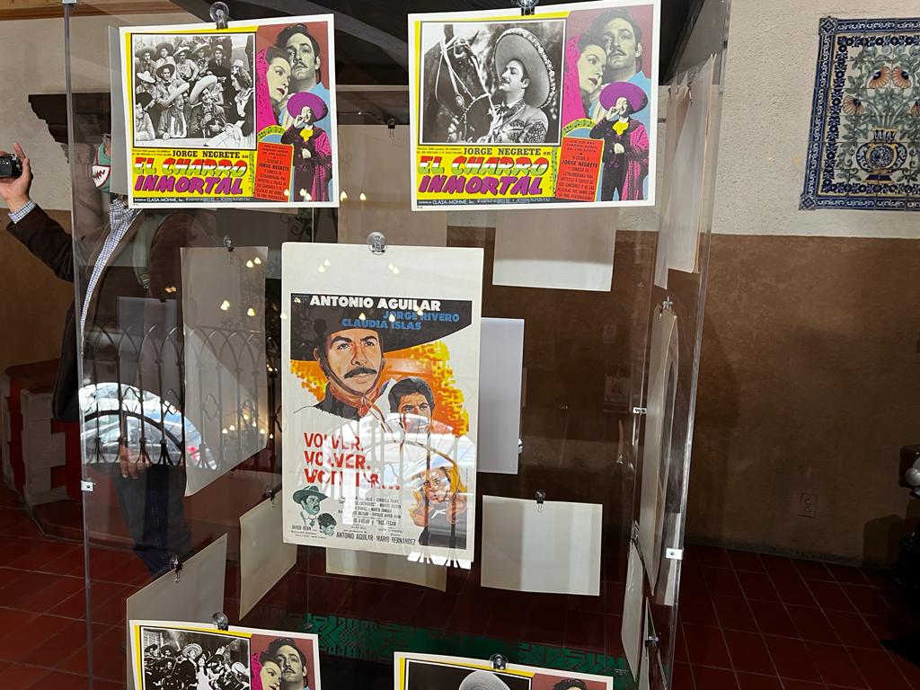 Inauguran muestra de antiguos carteles del Cine Alameda
