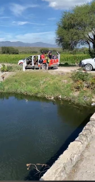 Buscan a hombre que cayó al Canal de Valsequillo en Tlacotepec de Benito Juárez.