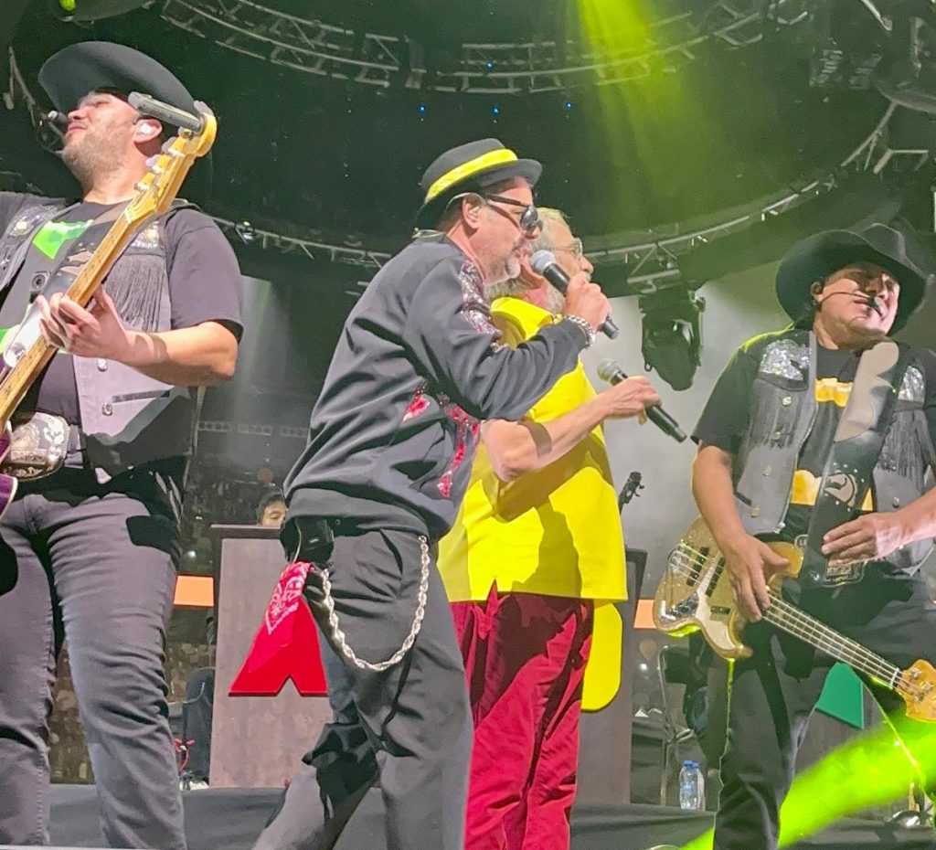 Los Auténticos Decadentes tuvieron como invitados a Bronco en su concierto del sábado 16 de julio