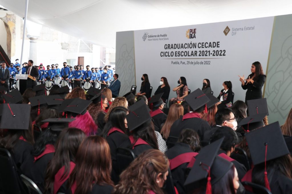 Profesionaliza SEDIF a alumnas y alumnos de los CECADE