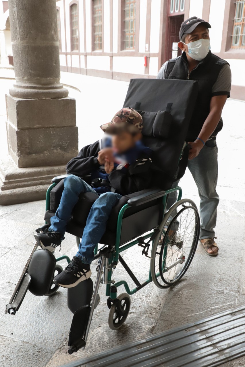 Tras solicitud en “Martes Ciudadano”, SEDIF beneficia a niño con silla de ruedas especializada