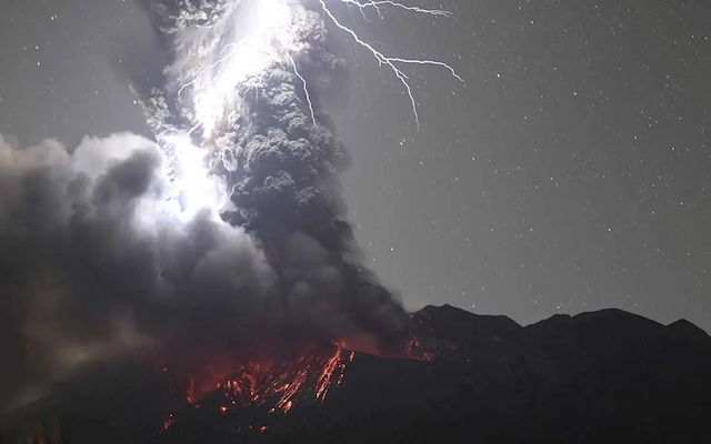 Japón declara la alerta máxima por la erupción del volcán ‘Sakurajima’ | Video
