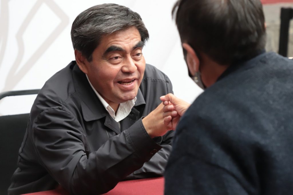 En “Martes Ciudadano” Miguel Barbosa apoya la salud de poblanos