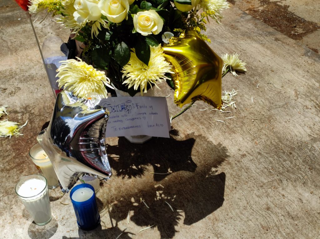 Familiares colocan altar al pequeño que falleció por caer un árbol en la 5 de mayo y 2 oriente