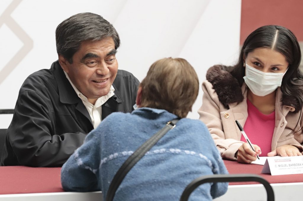 En Martes Ciudadano, Miguel Barbosa apoya la salud de grupos vulnerables