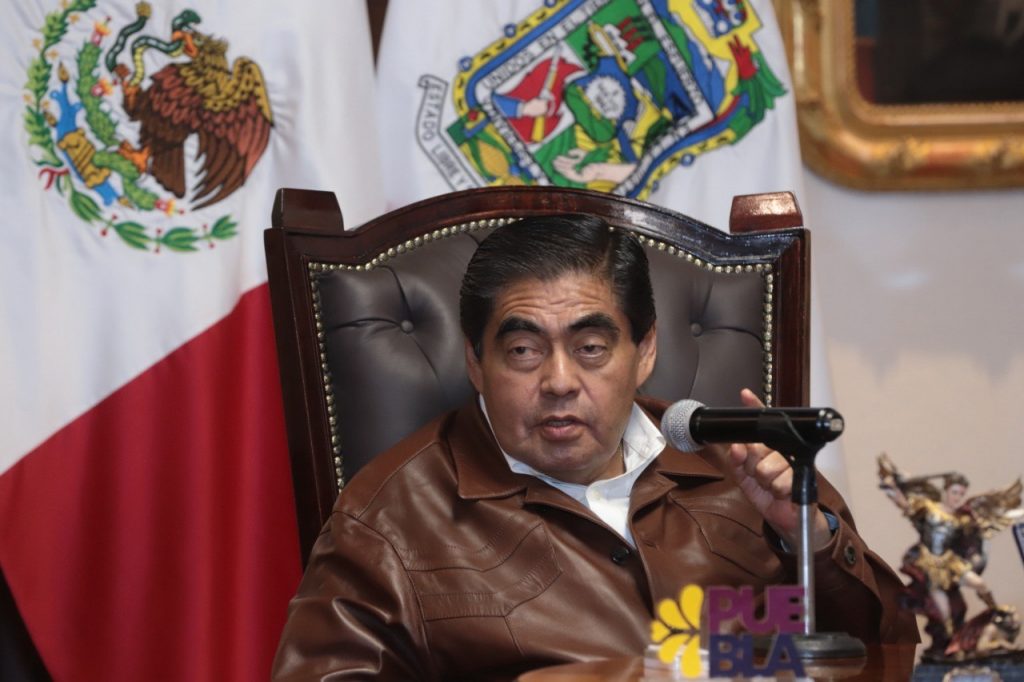 Acusa gobernador Miguel Barbosa que un grupo político se confabula en su contra 