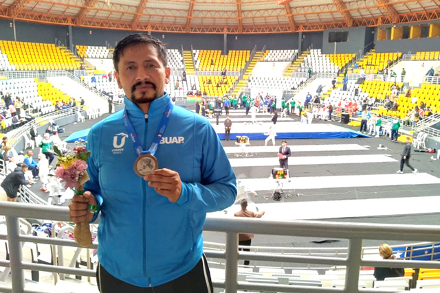 Entrenador de la BUAP gana medalla de plata en el Campeonato Panamericano de Esgrima Infantil y Veteranos