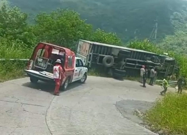 Camión volcó este sábado en la carretera interserrana que conduce al municipio de Zihuateutla