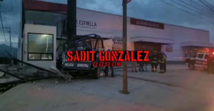 Video desde Puebla: Camionero estampa contra caseta de vigilancia a policías de Amozoc