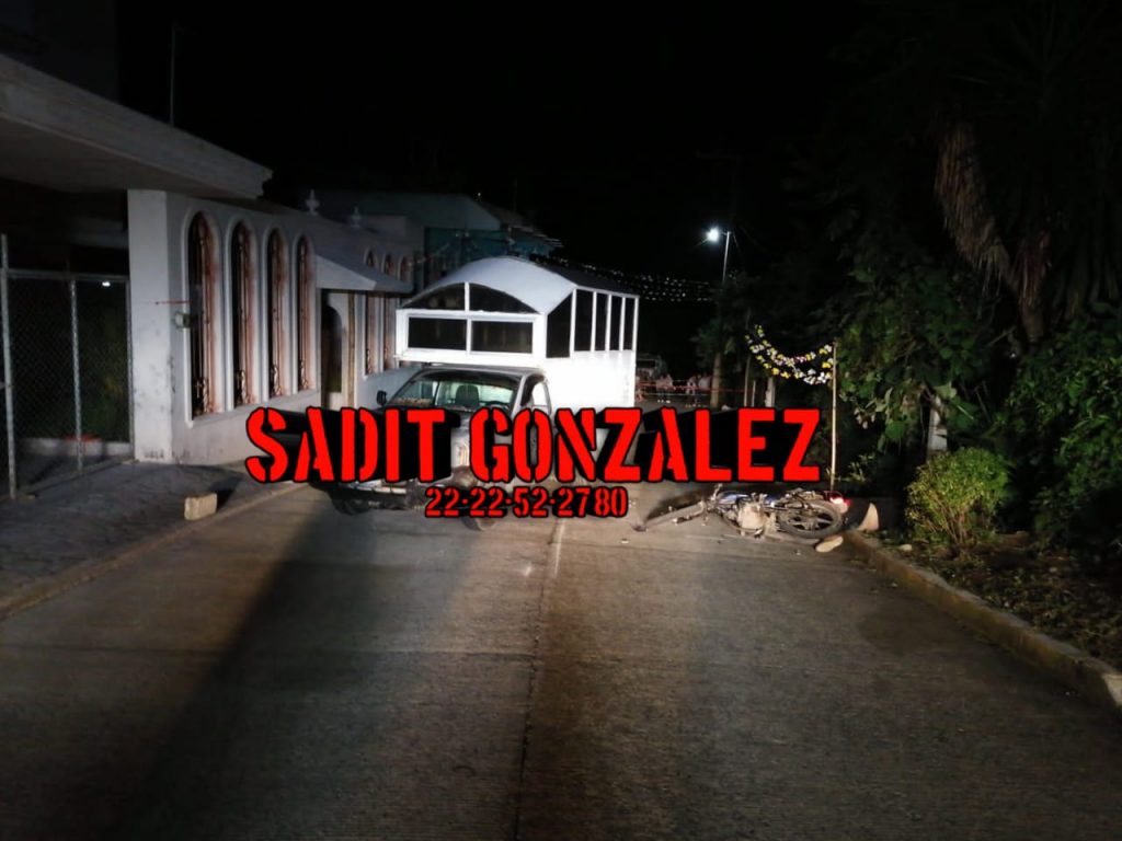 Muere motociclista embestido por una camioneta en Hueytamalco