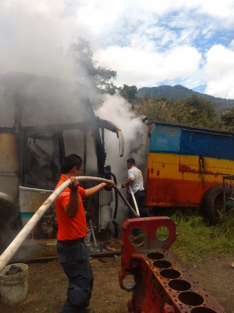 Fuerte incendio consume unidades pesadas en un taller de Chignautla