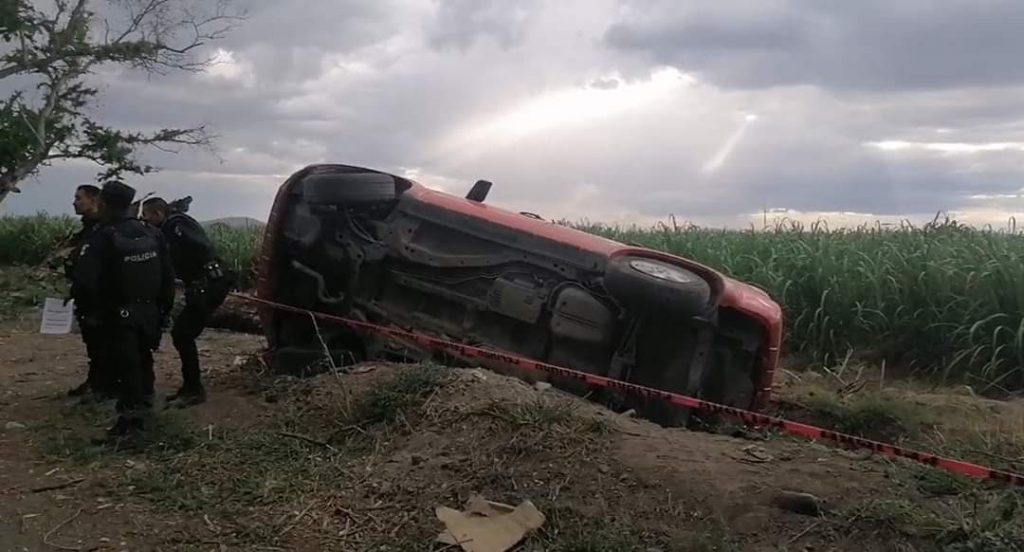 Tras persecución vuelca automóvil en Matzaco, Izúcar