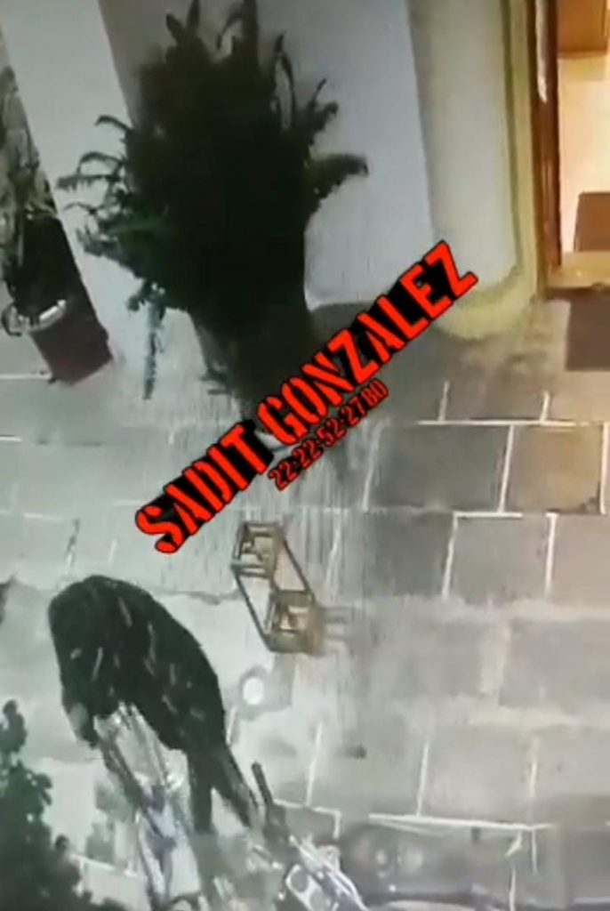 Video desde Puebla: Se roban bicicleta afuera de iglesia en Cd Serdán