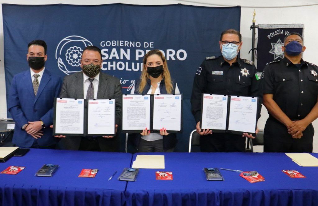 Paola Angon firma convenio de becas para policías