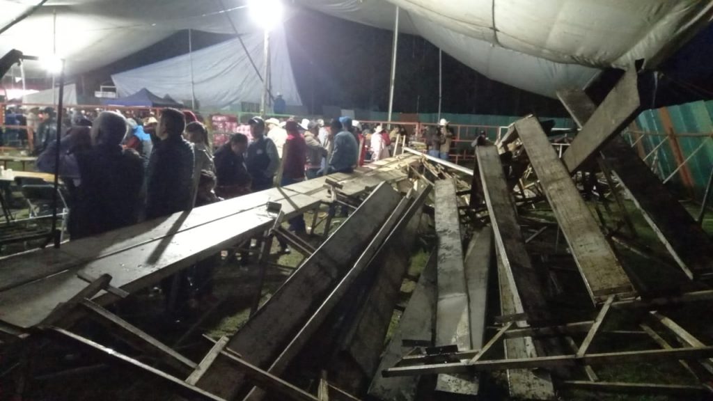Al menos 3 lesionados al desplomarse graderío en feria de Huauchinango