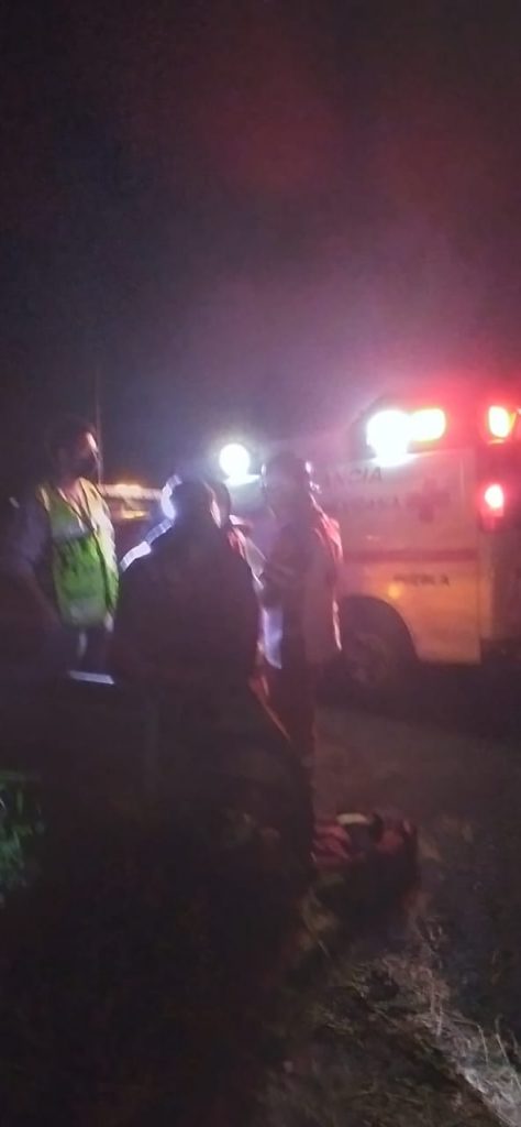 Vuelca tractocamion con 26 mil litros de cloro en Huauchinango