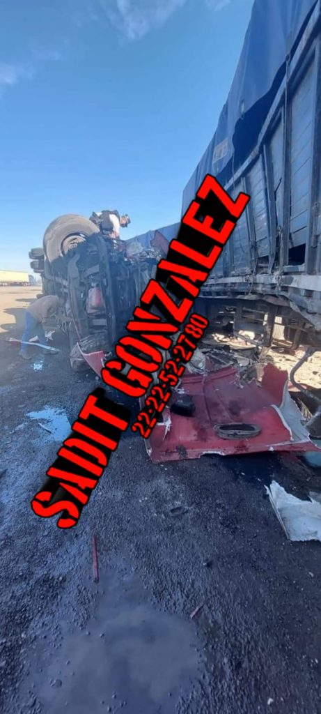 Se salvan de milagro tras aparatoso choque sobre la Puebla-Orizaba