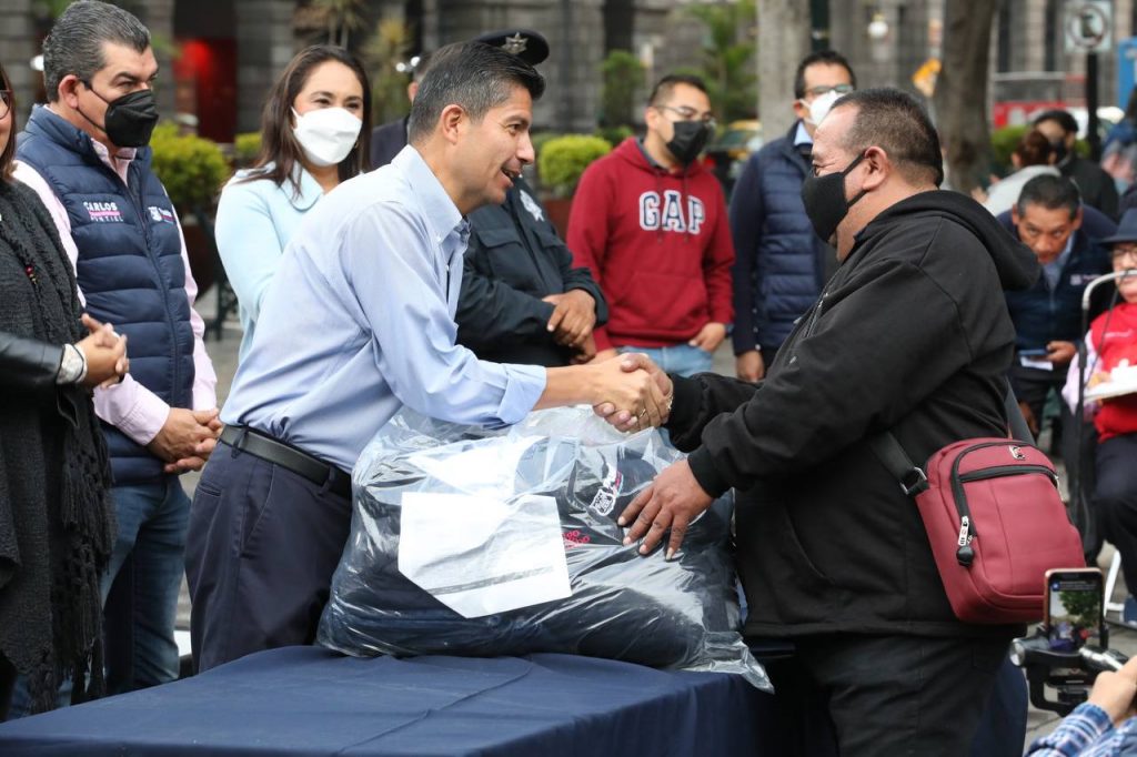 Eduardo Rivera entrega uniformes a sindicalizados