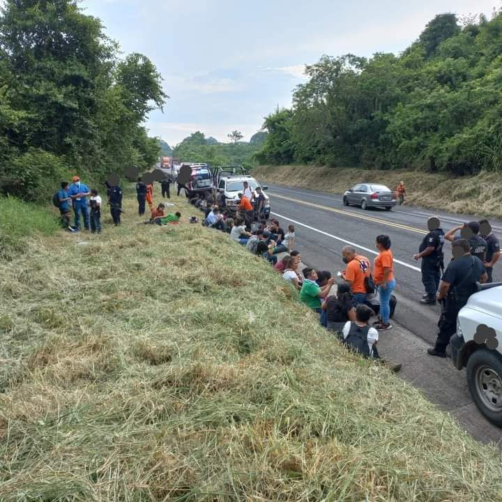 “Pollero” abandona a 42 migrantes centroamericanos en Venustiano Carranza, Puebla