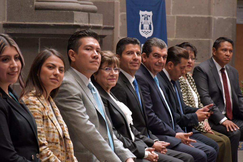 Eduardo Rivera entrega reconocimientos a jóvenes