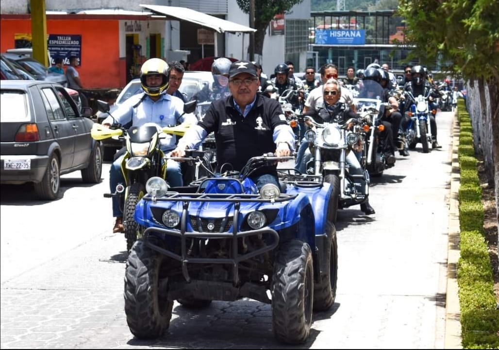 Rogelio López Angulo sale a pasear en motocicleta oficial…y sin casco