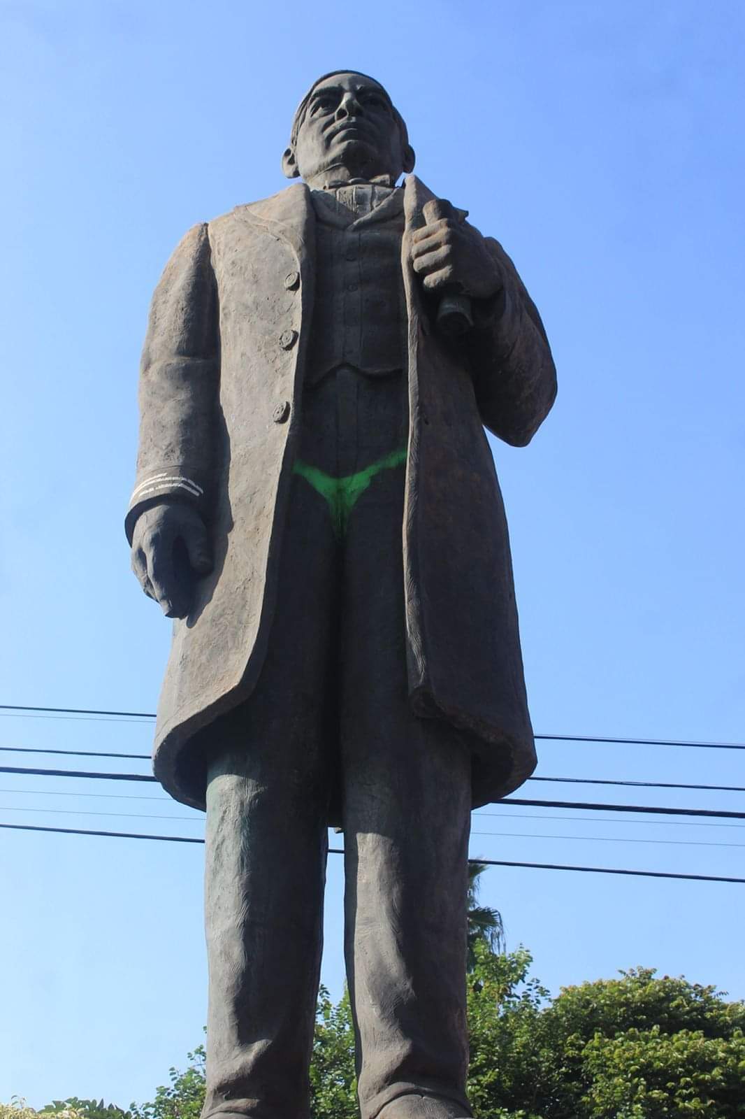 ¡Sexy!…le pintan tanga a estatua de Benito Juárez en Cuernavaca
