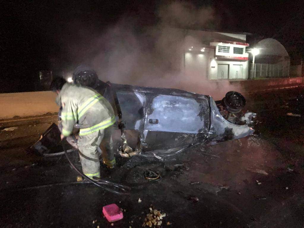 Muere persona calcinada al interior de un vehículo en Cuapiaxtla