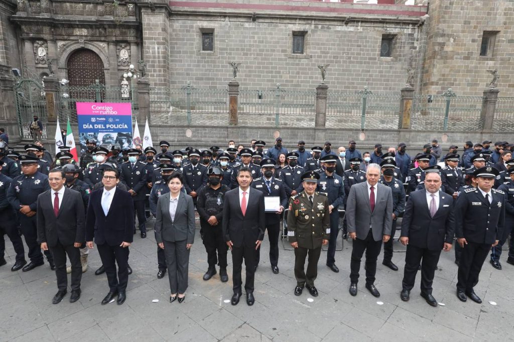 Premian a policías municipales