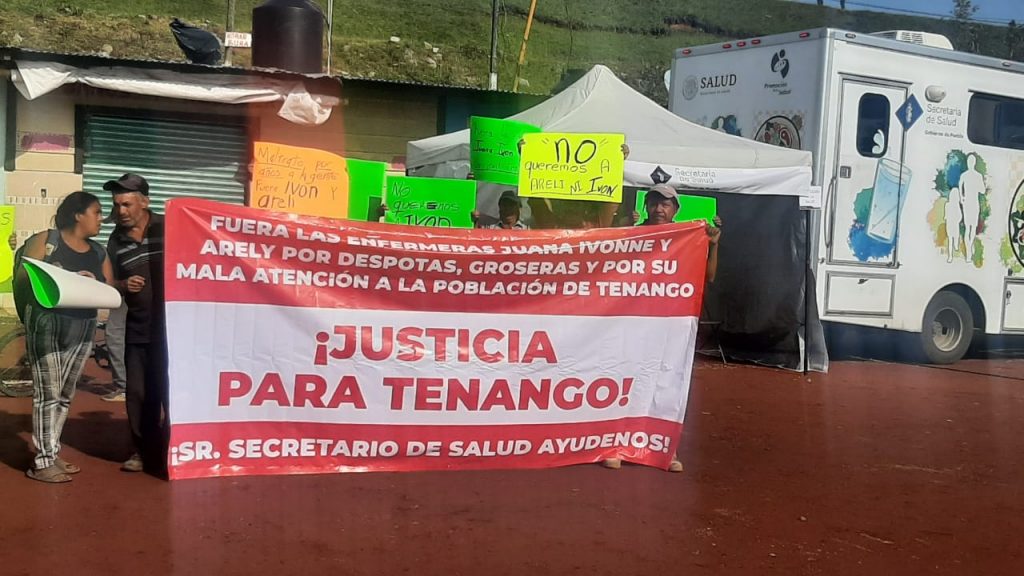 Vecinos de Huauchinango aprovechan visita del secretario de Salud para quejarse de dos enfermeras