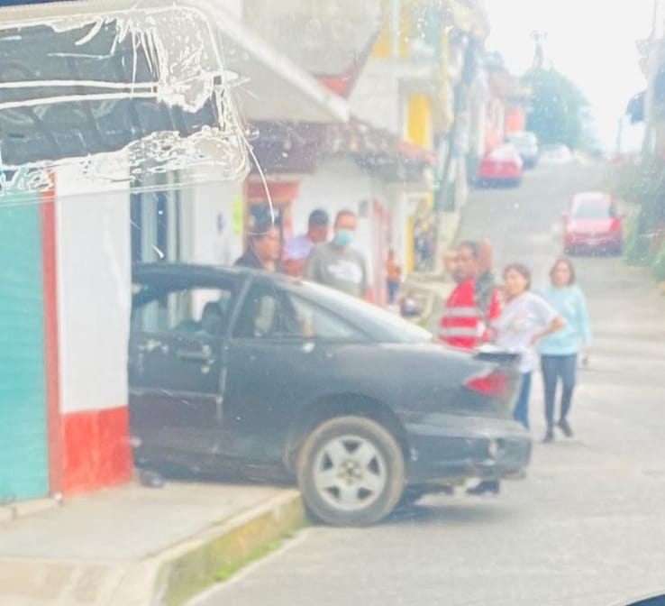 Carro se mete a negocio de artesanías en Huauchinango