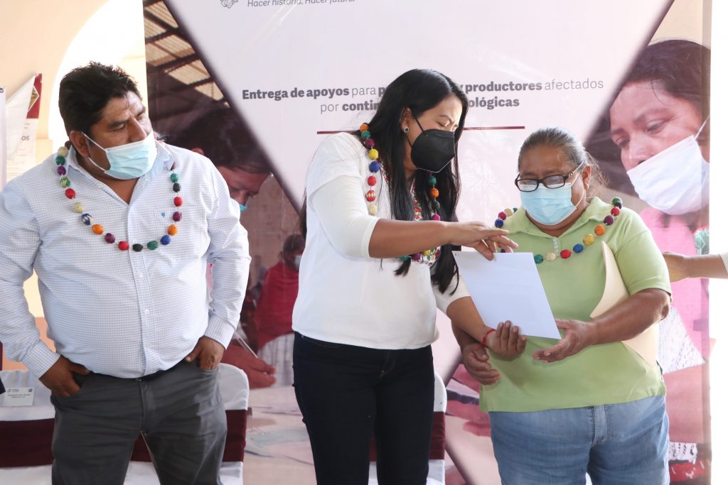 Entrega Desarrollo Rural 207 cheques por sequía en la Mixteca