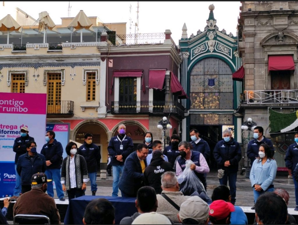 Eduardo Rivera y sindicato entregan uniformes a trabajadores