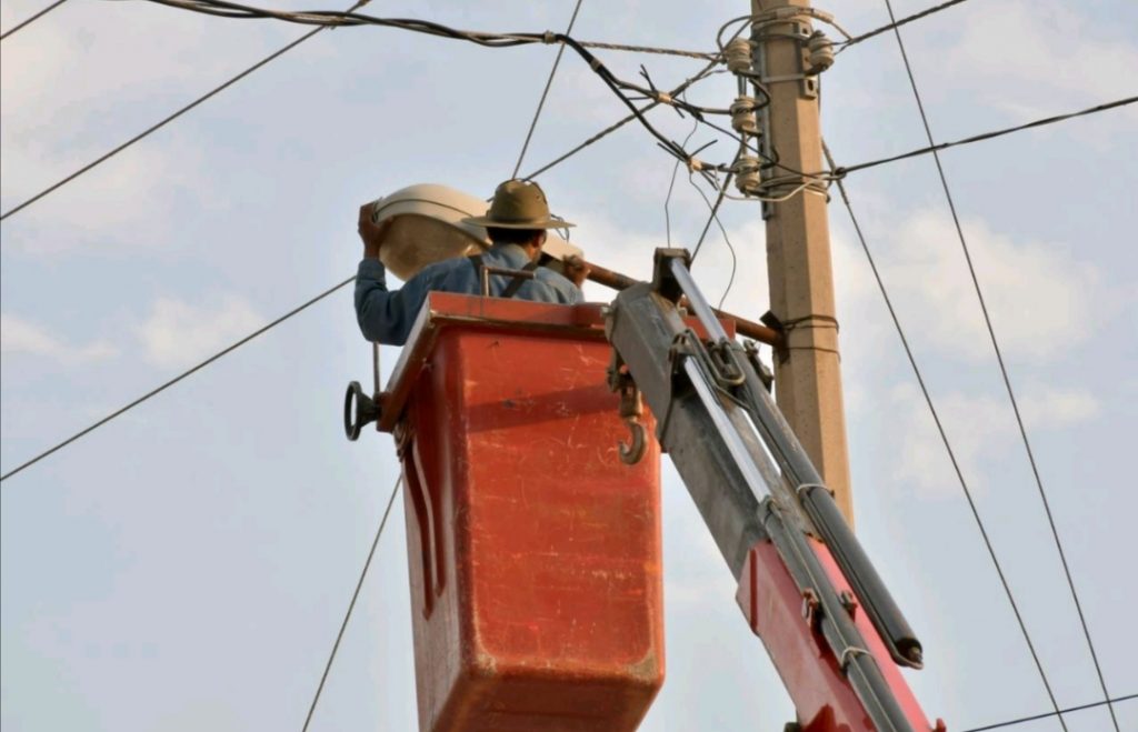 Avanza mantenimiento a luminarias y renovación de más puntos de luz en la ciudad 