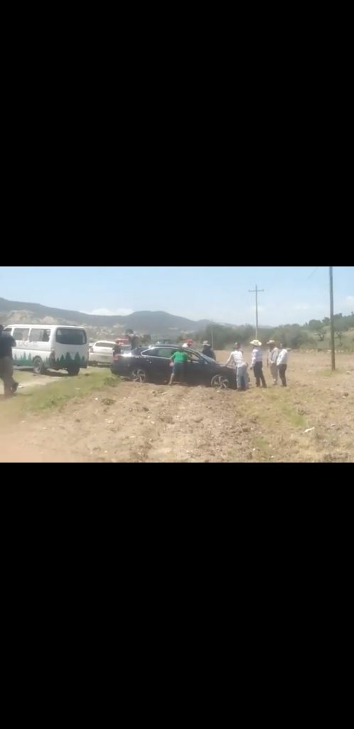 Video desde Puebla: Funcionarios de Nicolás Bravo se accidentan y rescatan su unidad antes que llegara Guardia Nacional